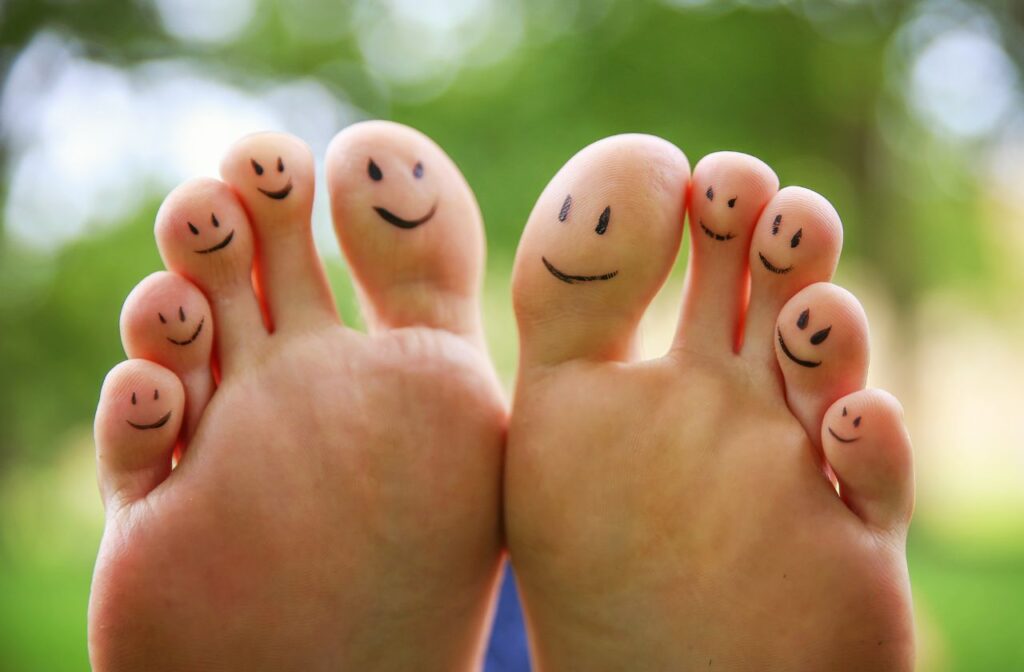 pain free happy feet, toes with smiling faces